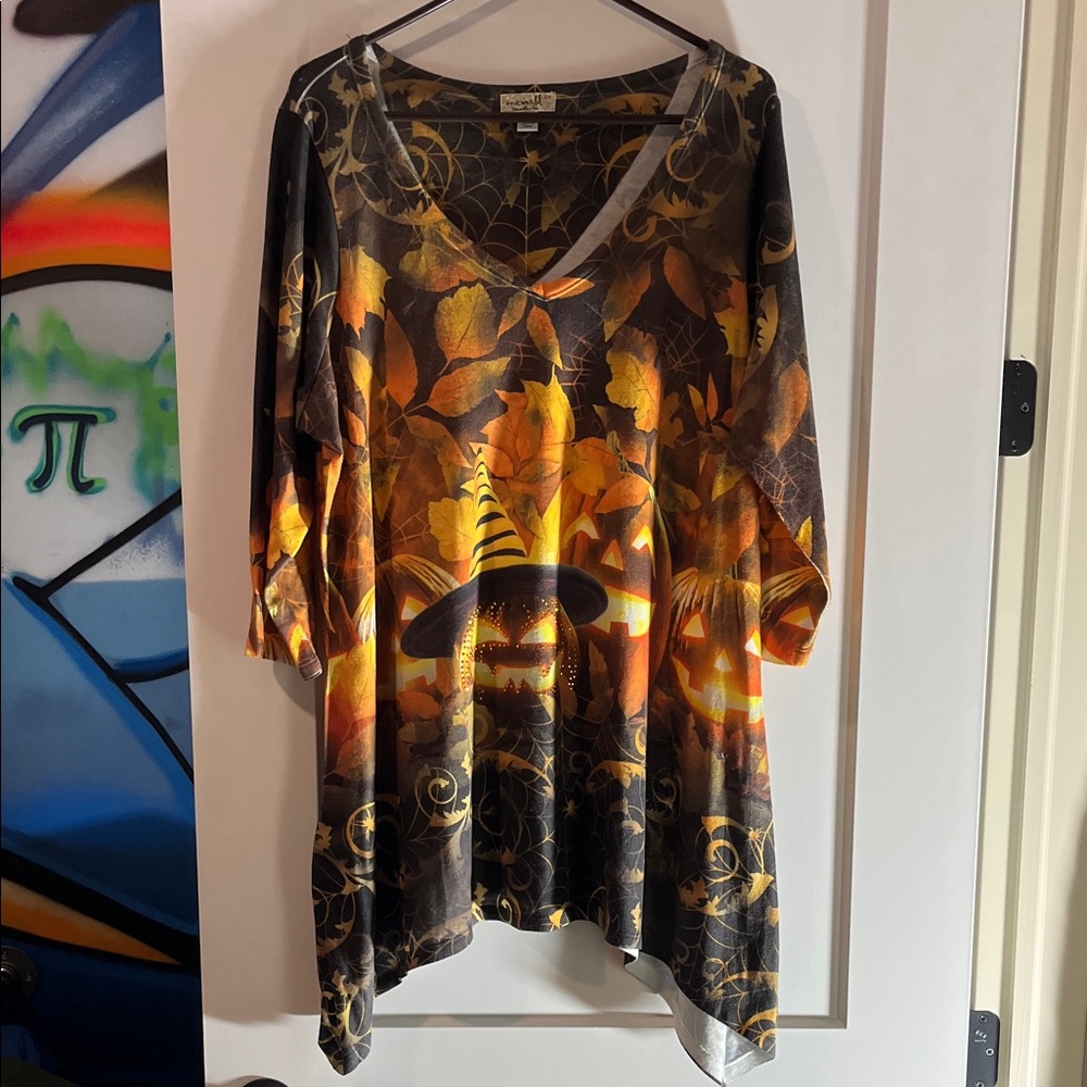 ONE WORLD V-Neck Top with Witch Hat Design SIZE 2X